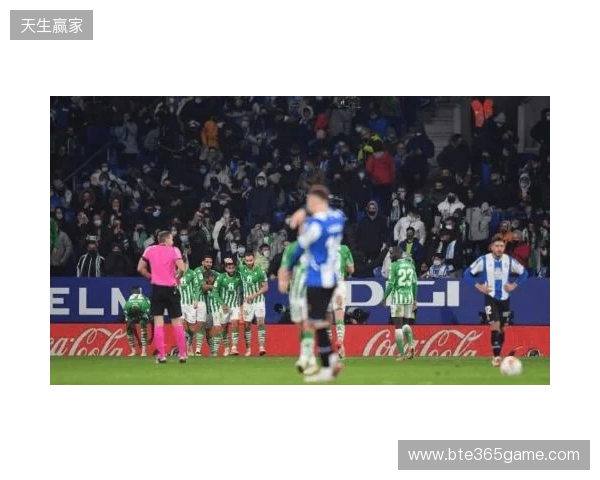 西班牙名嘴：维尼在替补席发笑不职业，在哪都该被开除